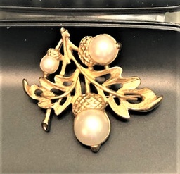 Gold Acorn and leaf pendant/pin with faux pearls 